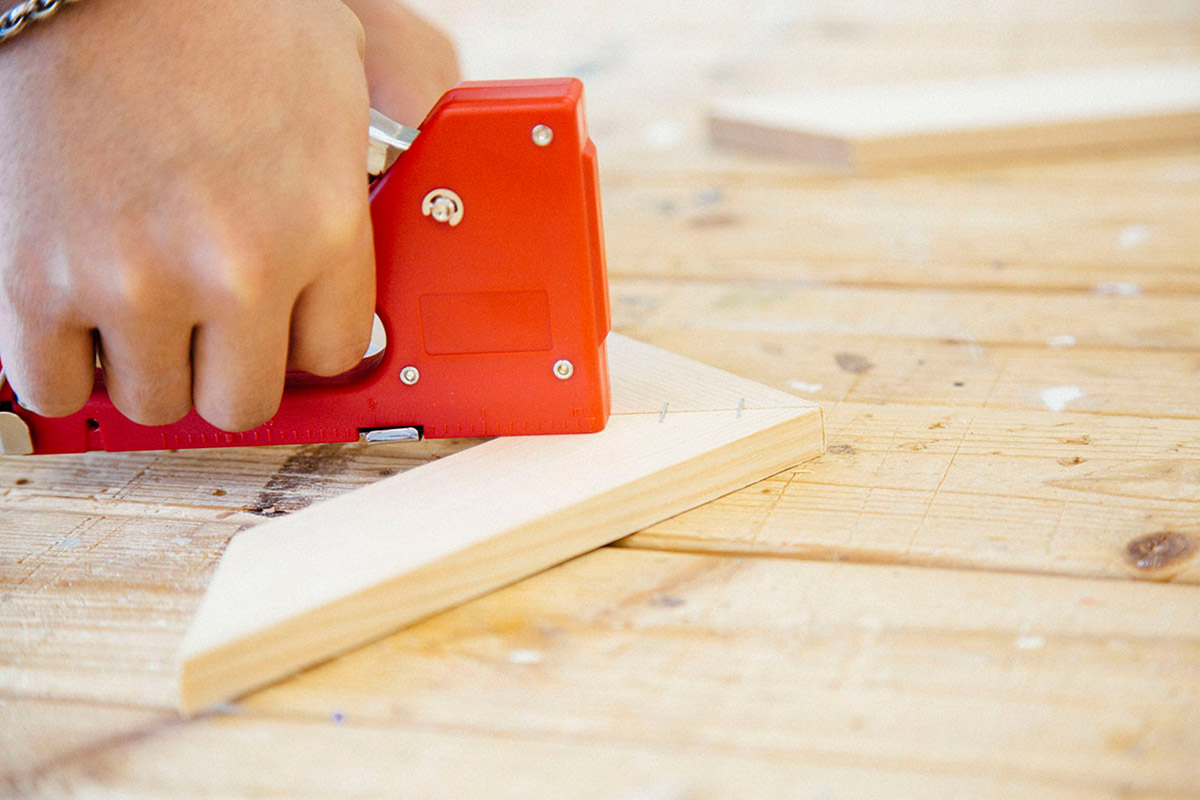 タッカーで木材を固定する