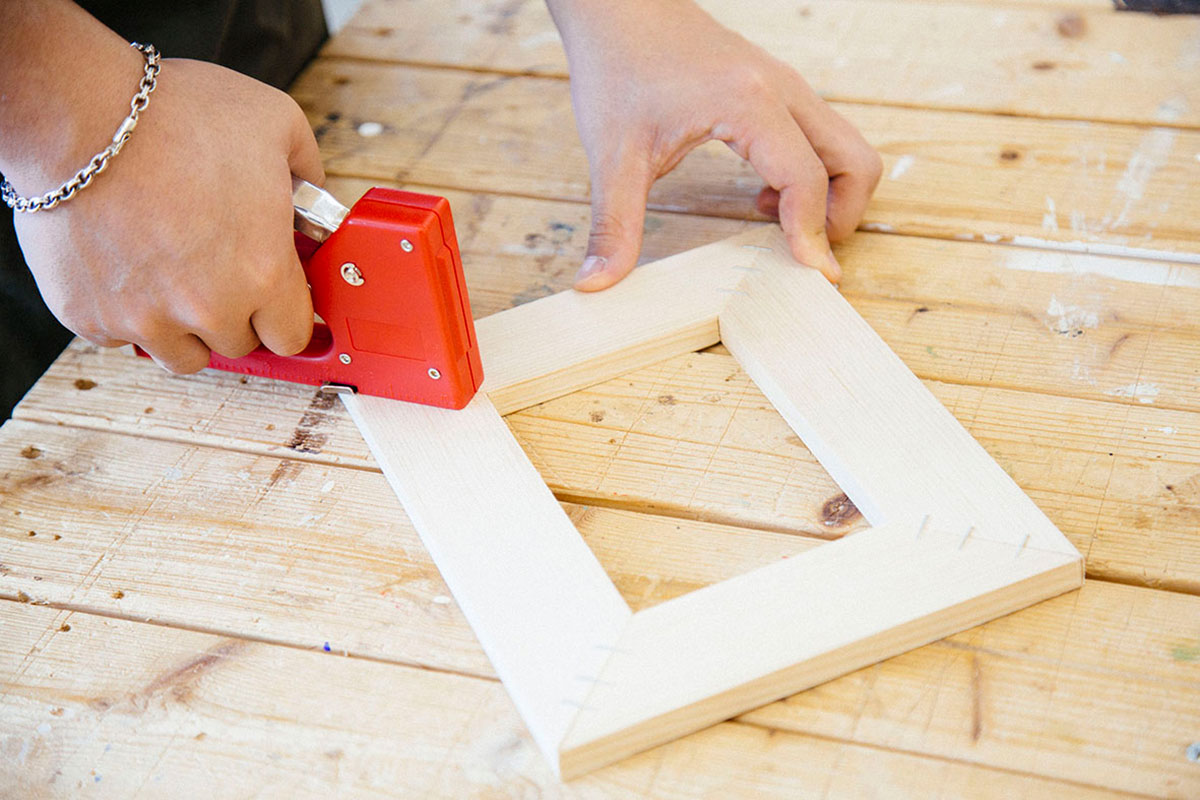 タッカーを打ち込み木枠を固定