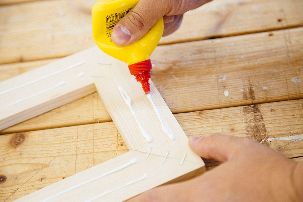 木工用接着剤を塗布