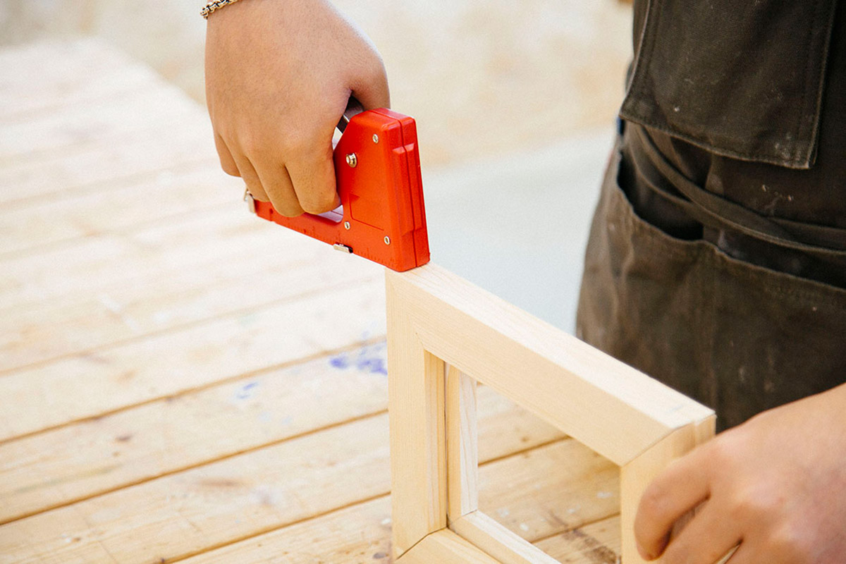 側面にタッカーを打ち込む