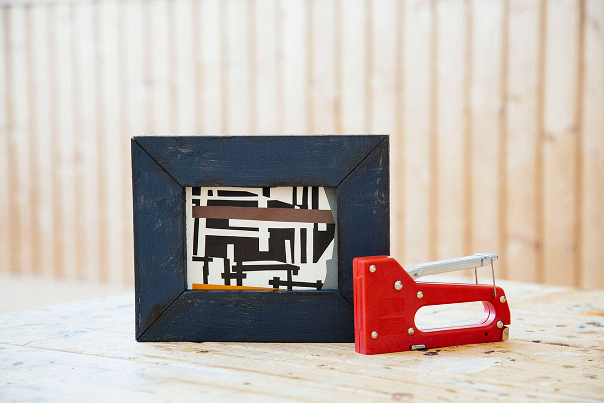 完成したフォトフレームとタッカー＆ホッチキスで作る、フォトフレーム