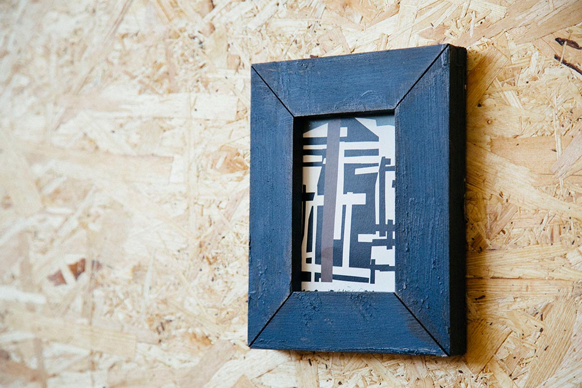 フォトフレームを壁にかけた様子