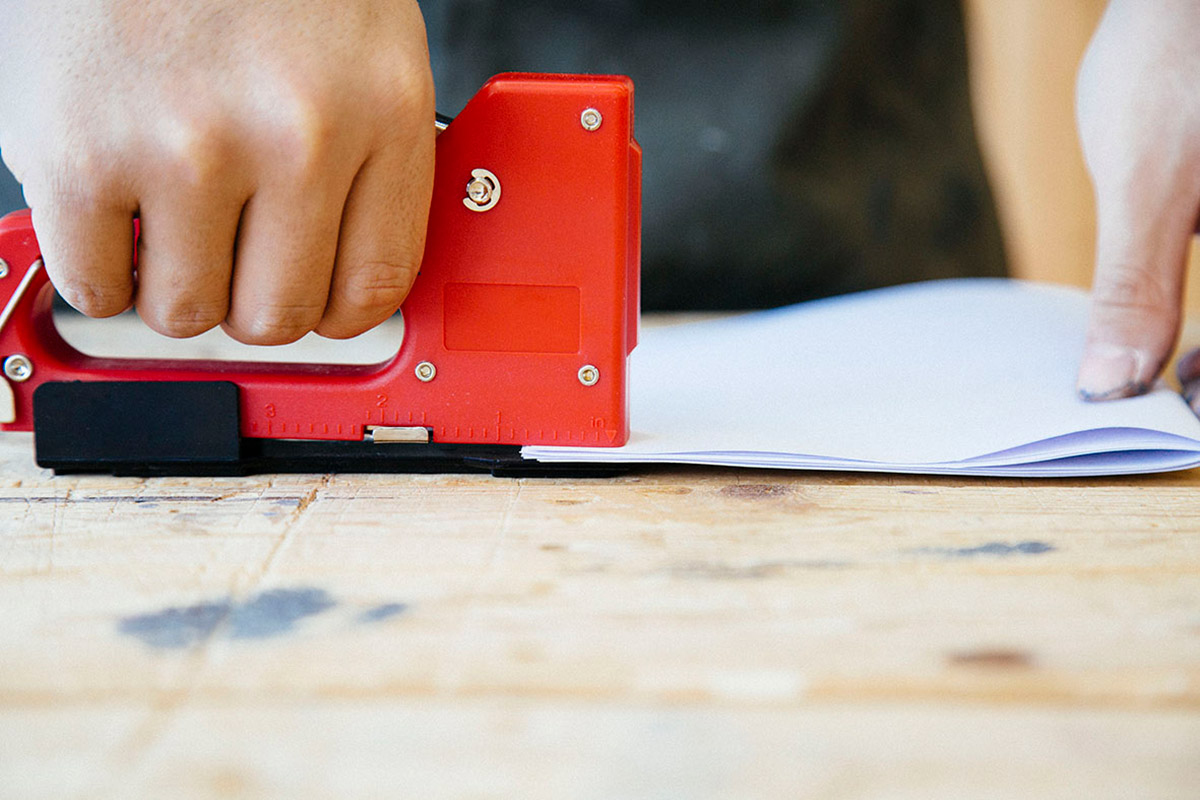 ホッチキスとして使用しているところ