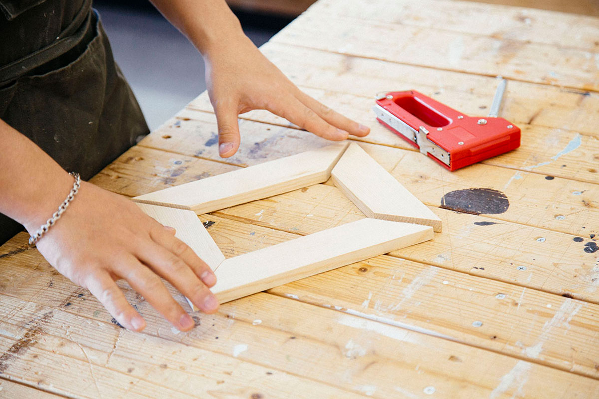木材をフォトフレームの形に並べる