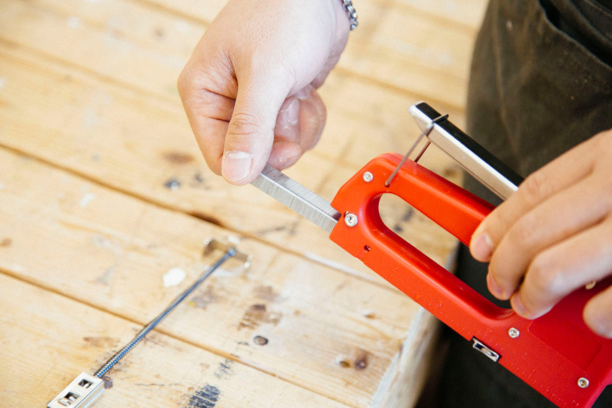 タッカーにステープルを挿入