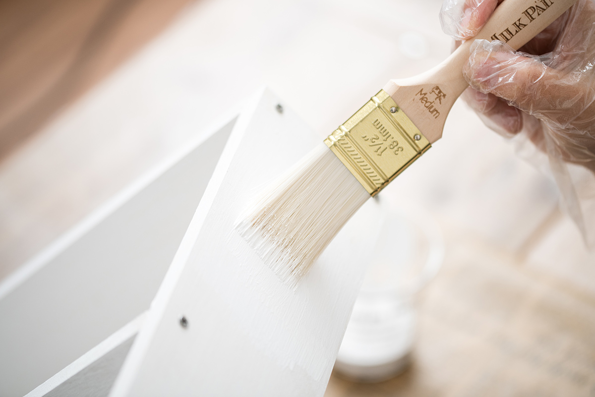 棚に刷毛でペイントする