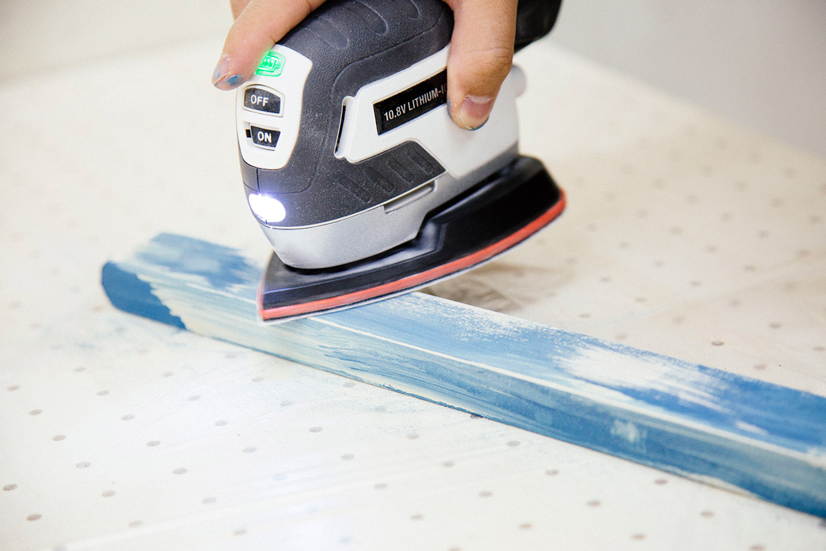 ランダムにベース塗料を剥がす