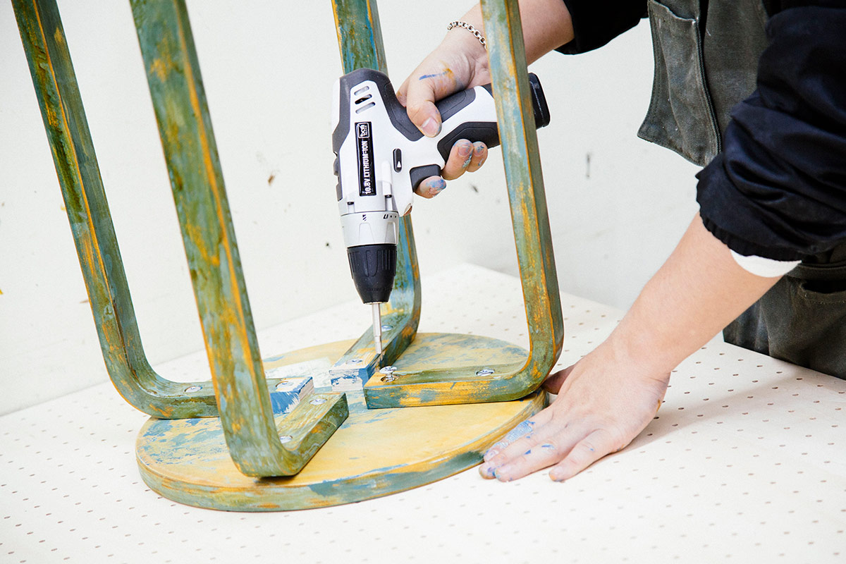 スツールを組み立てる