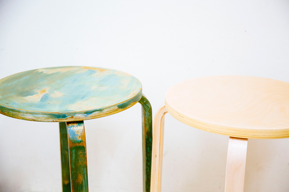 無塗装のスツールと比べる