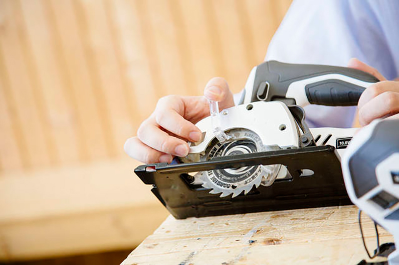 DCMの充電式丸ノコ