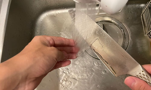 跳ね返りの水で手を洗う