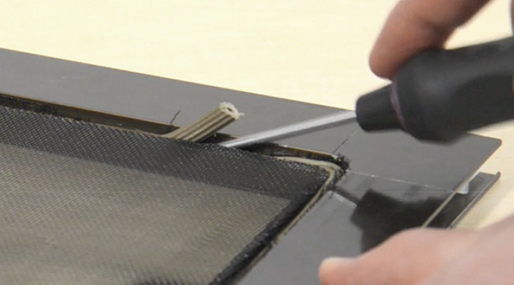 古い網とゴムを外す