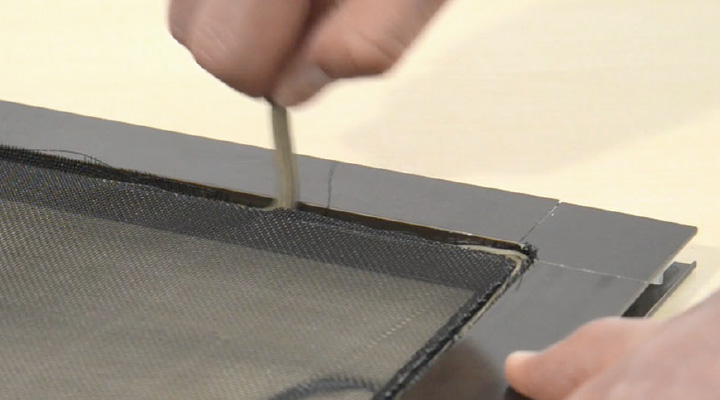 古い網とゴムを外す