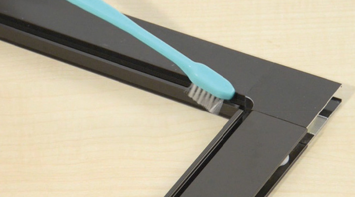 古い網とゴムを外す