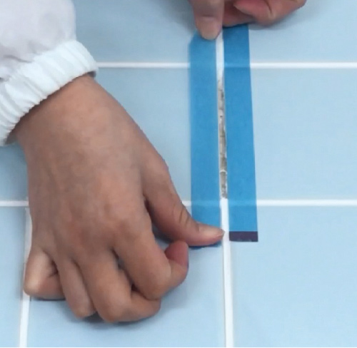 2.すき間の汚れを取り除き、乾燥させた後、すき間部分を残して目地の両側にマスキングテープを貼ります。