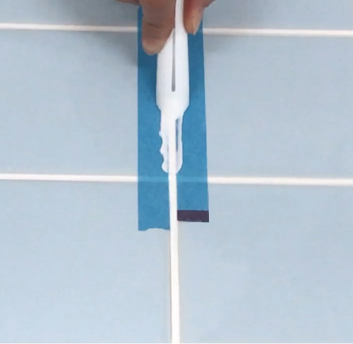 4.埋め込んだ充てん剤の表面をヘラで平らにし、固まる前にマスキングテープをはがします。