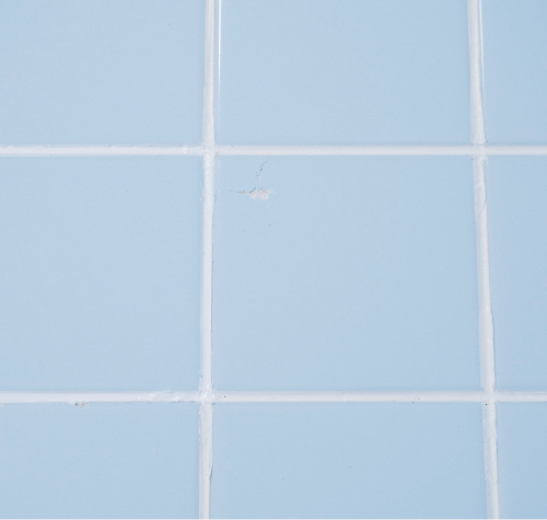 1. ヒビ割れ部分周辺の汚れと水気を拭きとり、よく乾燥させます。