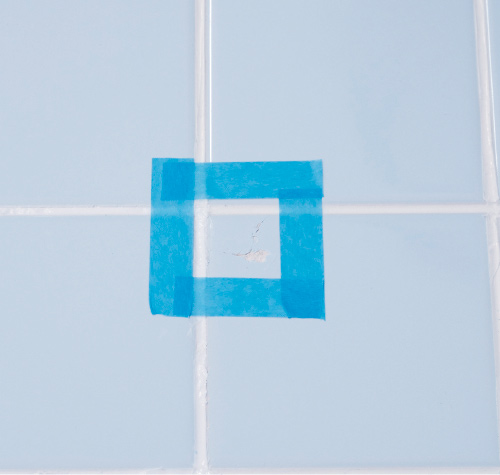 2.ヒビ割れている周りを、マスキングテープで養生します。