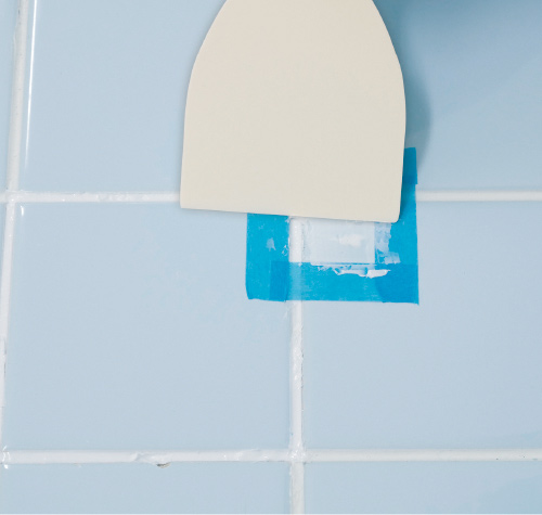 3.割れている部分にコーキング剤をヘラで埋め込むようにして塗り込みます。乾く前に不要なコーキング剤を拭きとり、マスキングテープを剥がします。