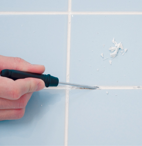 1.貼り替えるタイルの周辺の目地剤を、マイナスドライバーなどで、下地が見えるまでそぎ落とします。