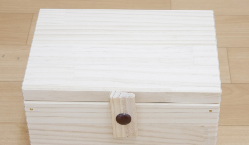 初めに塗装する家具の汚れやさびをきれいに落とします。小さなごみでも仕上げ後の凹凸の原因になるので要注意です。