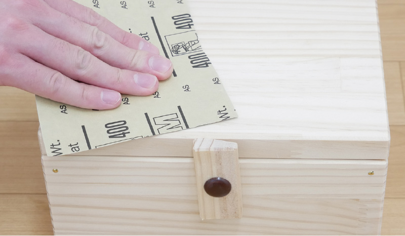 目の細かいサンドペーパーで下地調整をすることで、塗料の食い付きを良くし、仕上げを美しくします。