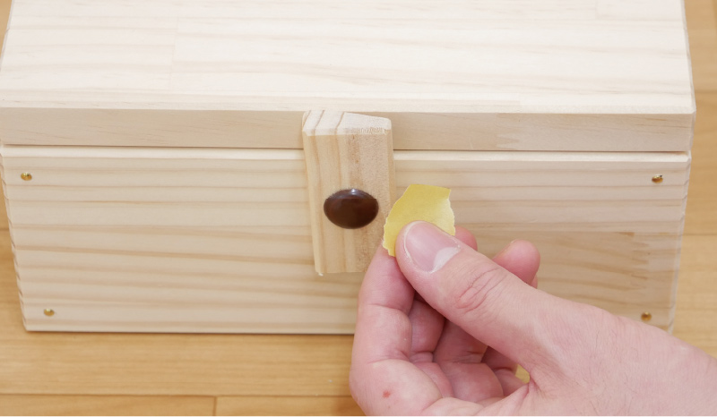 引き出しの取っ手や金具部分など、塗装したくないところは、マスキングテープや新聞紙を使ってカバーします。