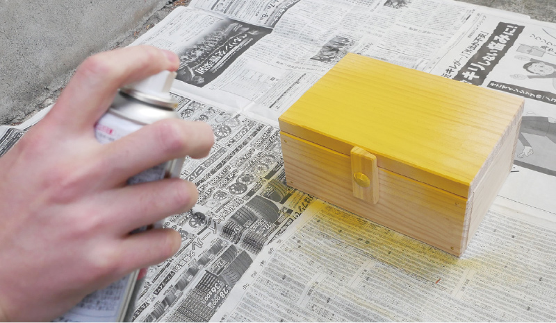 スプレーは一度に塗らず、薄く塗って何度も重ねるのがポイントです。一度に吹き付ける量は、塗料が垂れてこない程度。スプレーを使用する時は、屋外で行ってください。