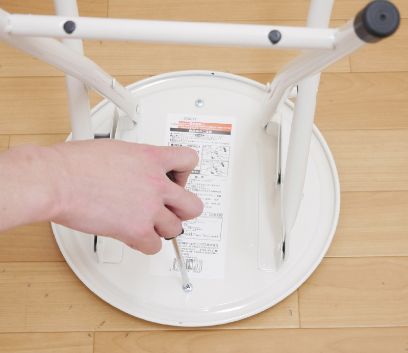 1.椅子の枠と座面を固定しているねじを確認します。1つずつではなく、全てのねじを少しずつドライバーで緩めながら外します。