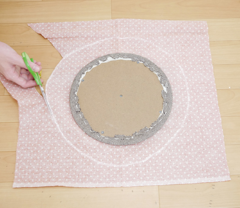 5.折り返し部分の長さを決め、それに合わせて座面を一回り大きめにカットします。この時座面をずらさないようにします。