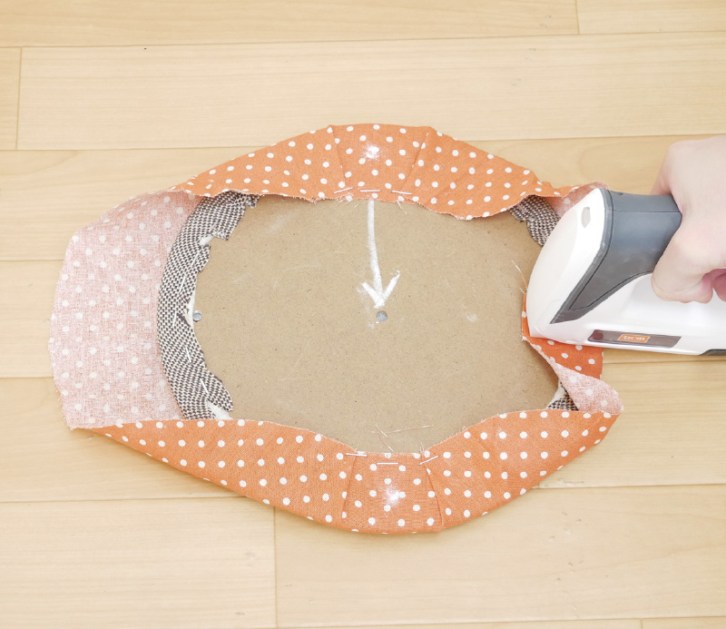 9.同じ要領で左右方向も止めていきます。ねじ穴部分には印を付けておきましょう。奥行きと左右の両対角を止めたら、残りの張り地もタッカーで打ち込みます。