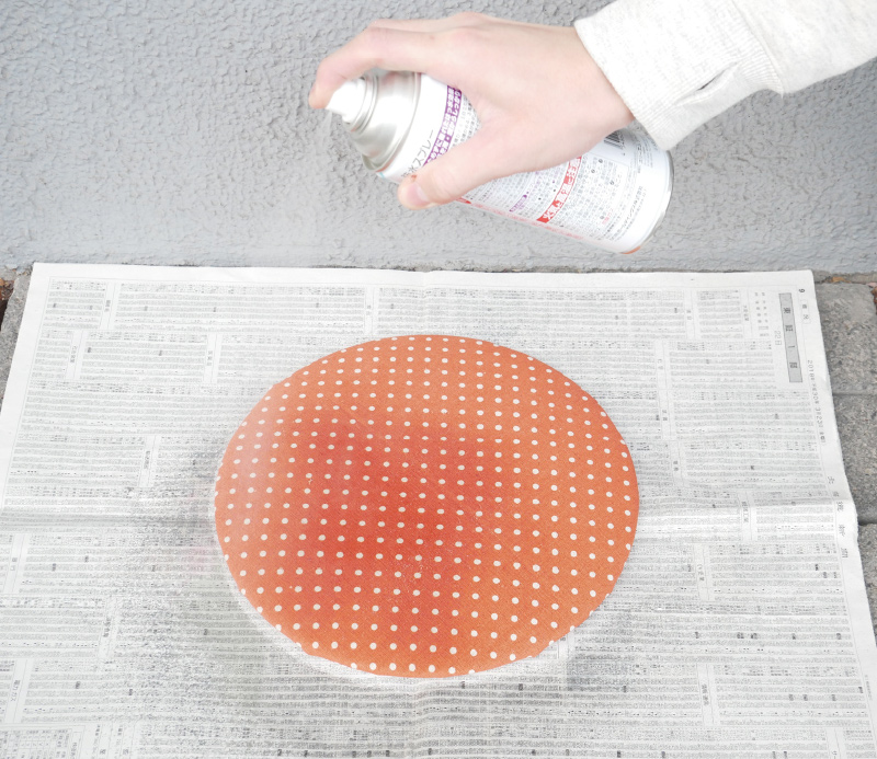 10.張り地を止めた座面を壁などに立て掛け、防水スプレーを表面全体に吹き付ければ、布張りは完了です。防水スプレーを使用する際は、屋外で使用してください。