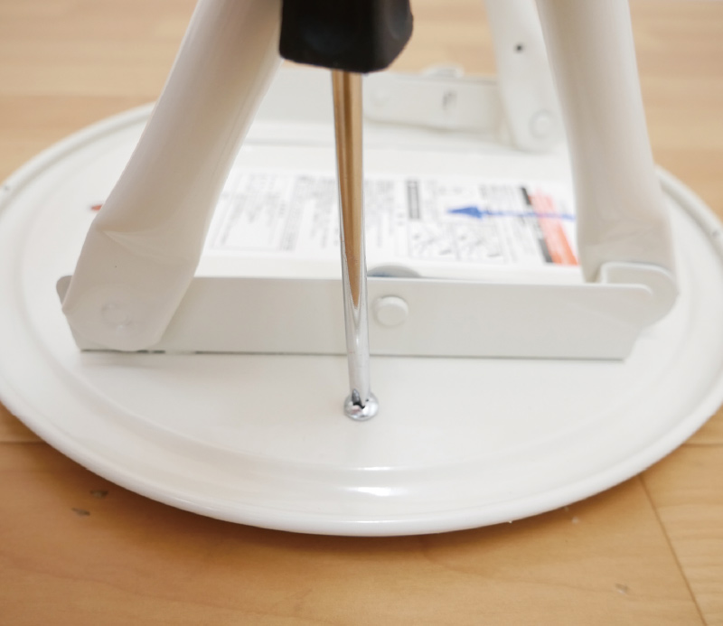 11.書き込んでおいた背もたれ側の矢印を目安に、座面を椅子の枠にあて、外した時と同様に、全てのねじを少しずつ均等に締めていきます。