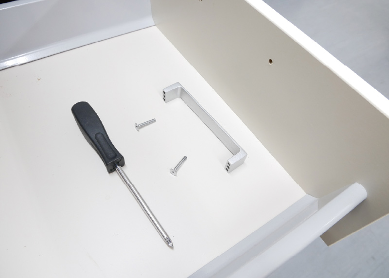 引き出しの取っ手を交換