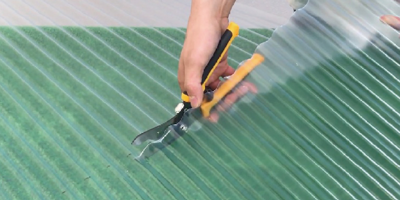 切断は波板鋏・金のこぎり・ハンドソーなどでていねいに行ってください。