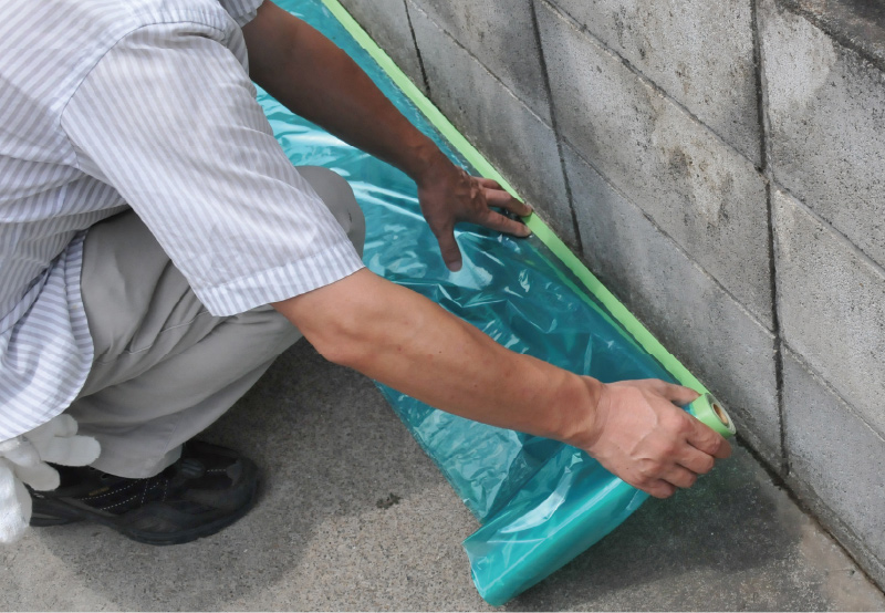 下塗りをする前に、マスキングをします。