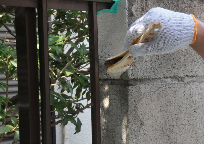 まず刷毛を用いて、コーナー部分や接合部・目地部分など塗りにくい部分を拾い塗りします。