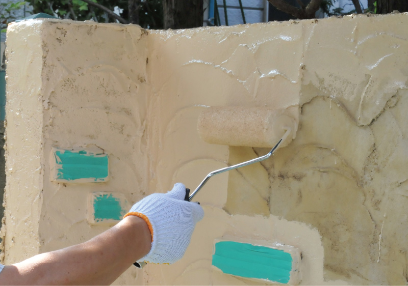 表面がよく乾いてから上塗りをします。