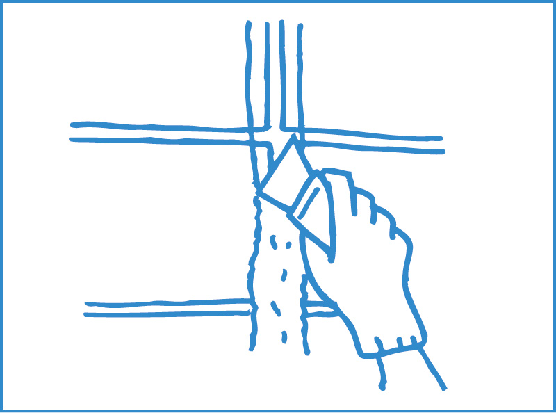 3. パテがはみ出したら、ヘラを立ててゆっくり動かしてしごきとります。パテをとり過ぎると仕上げ後に線が残るため、しごき過ぎないように注意しましょう。