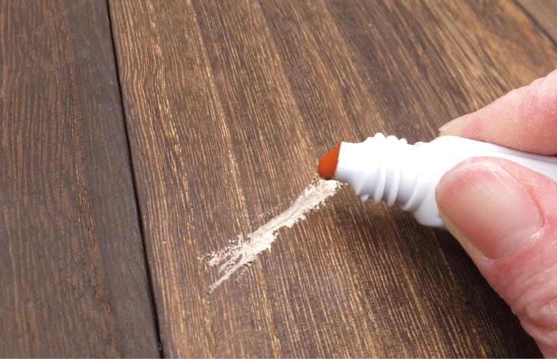 壁のヒビ割れや穴を補修し、古い塗料はしっかり落とします。