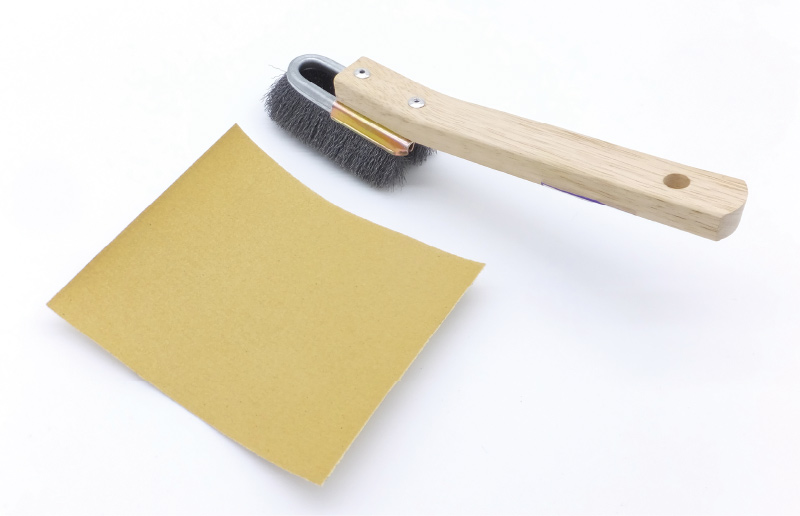 壁のヒビ割れや穴を補修し、古い塗料はしっかり落とします。