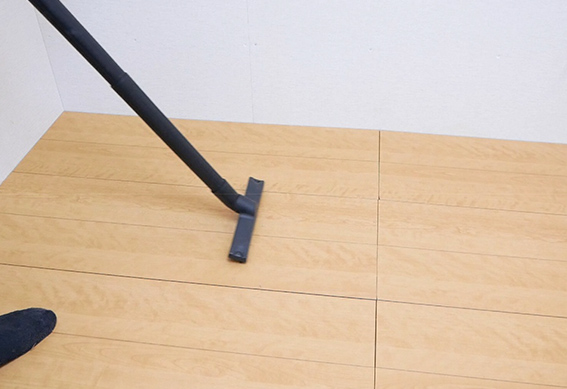 フローリングにワックスを塗る（1）