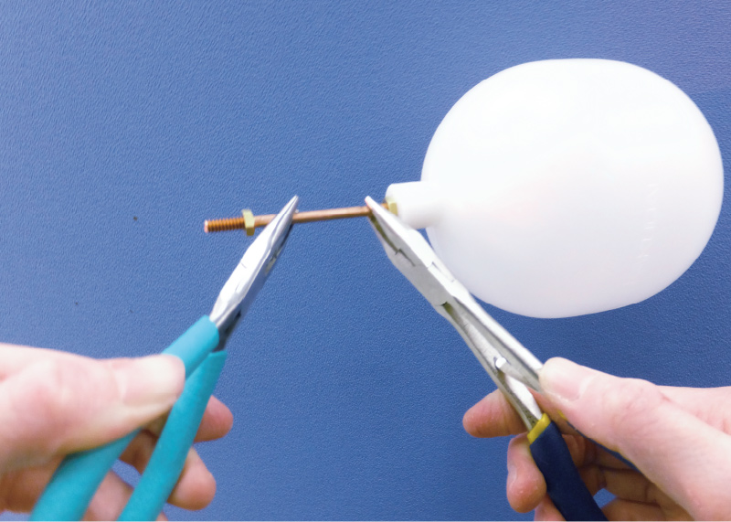 支持棒ごと浮き玉を外して調節する。