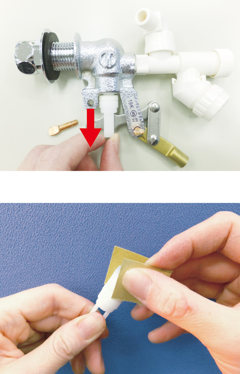 ボールタップからピストンバルブを取り出し、汚れを落とす。