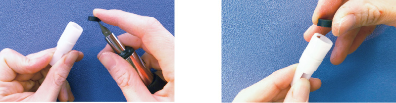 ピストンバルブの先に付いている弁パッキンを、マイナスドライバーなどでこじ開けて外し、新しいパッキンをはめ込みます。