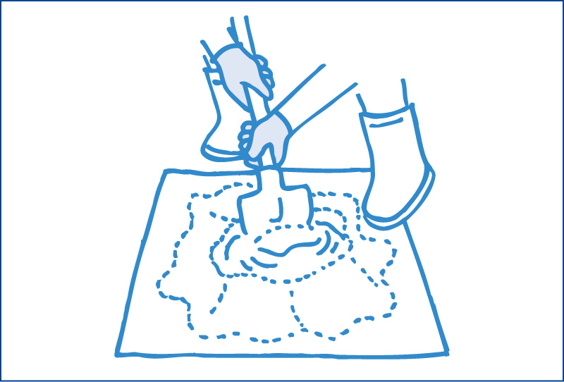 中央を高くしてくぼみをつくり、水を流し込んで全体を練り合わせます。