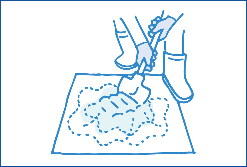水を徐々に加えながら繰り返し練り、ソフトクリームぐらいの固さにします。