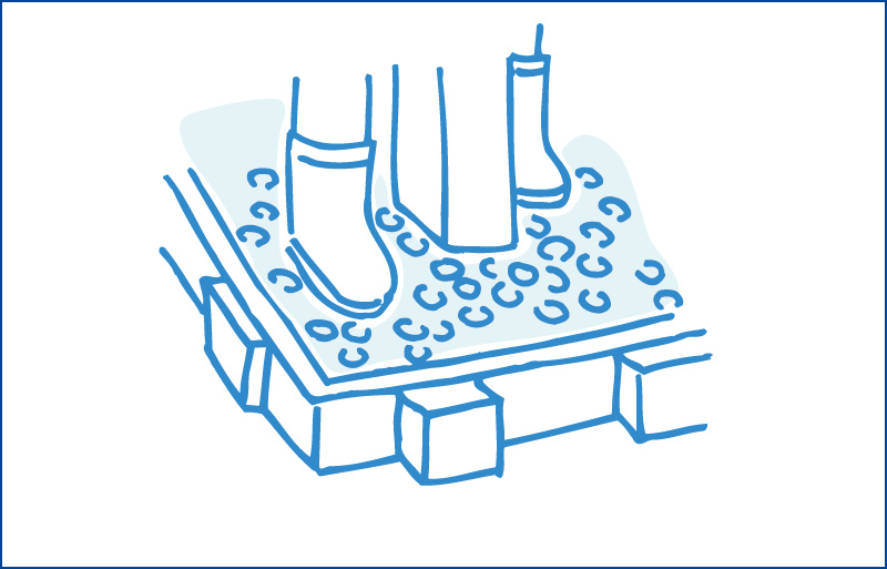 枠の内側に大きめの砂利を敷き詰め、角材などで突いて地盤を固めます。砂利の代わりに小さめの割りぐり石やブロック破片などでもOK。