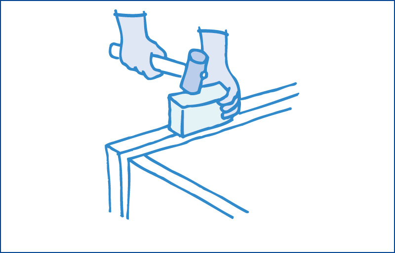 枠を外します。まずくいを抜いてから、横木の釘を抜きます。次に横木に木片などをあてて金づちで叩くと、コンクリートから外れます。