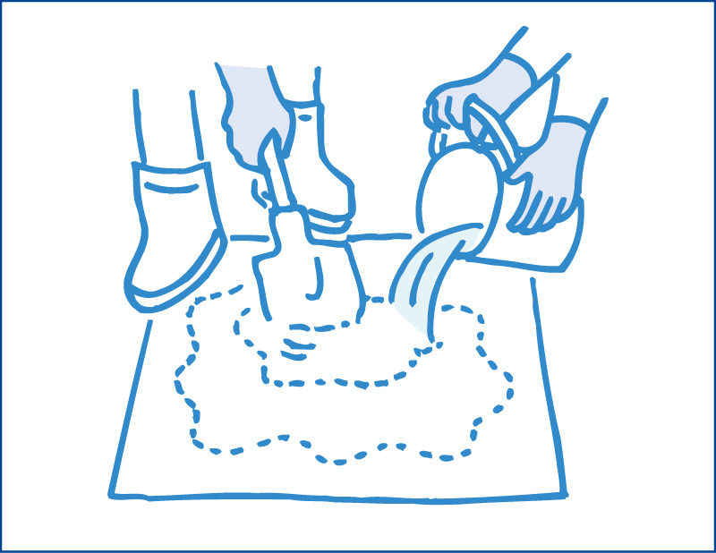 セメントと砂を混ぜて、中央にくぼみをつくり、水を入れます。